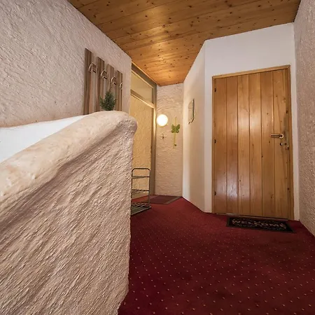 Suedtiroler Stube Апартаменты *
